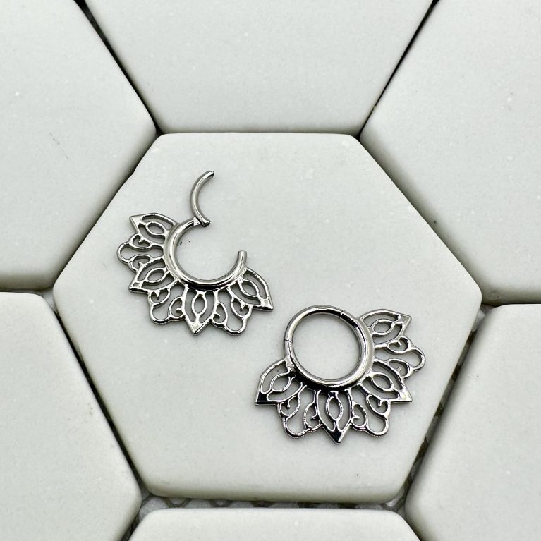 Mandala hinged ring